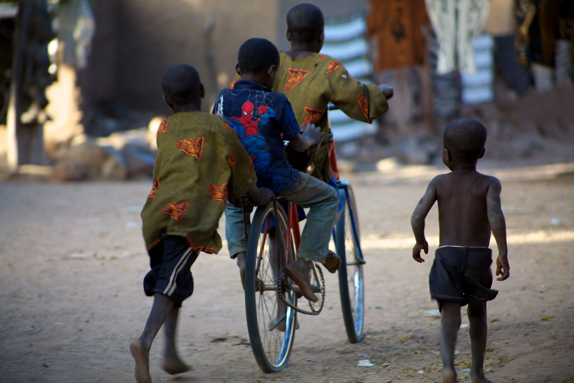 Enfant accompagné dans un cadre protecteur